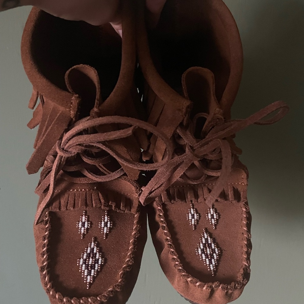 Brown Suede Moccasins w/ Beaded Detail – Manitobah Mukluks